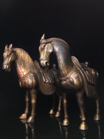 纯铜唐马，做工精美，包浆厚重，宽35cm高32.5cm厚10.5cm，一对重约13.4公斤
