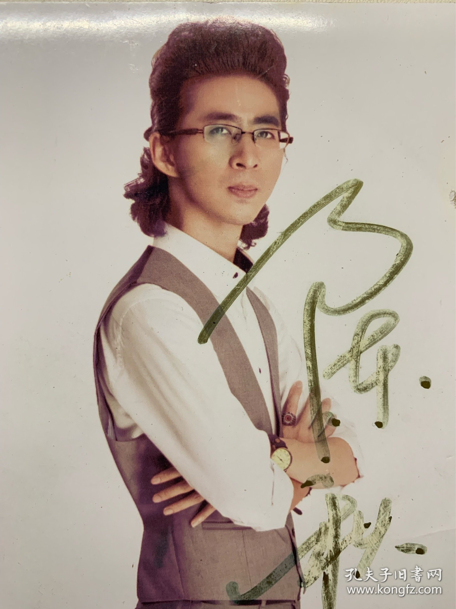 陈秋实签名照片，曾获得《我是演说家》亚军，签名日期2015年3月。品相一般，具体见图。