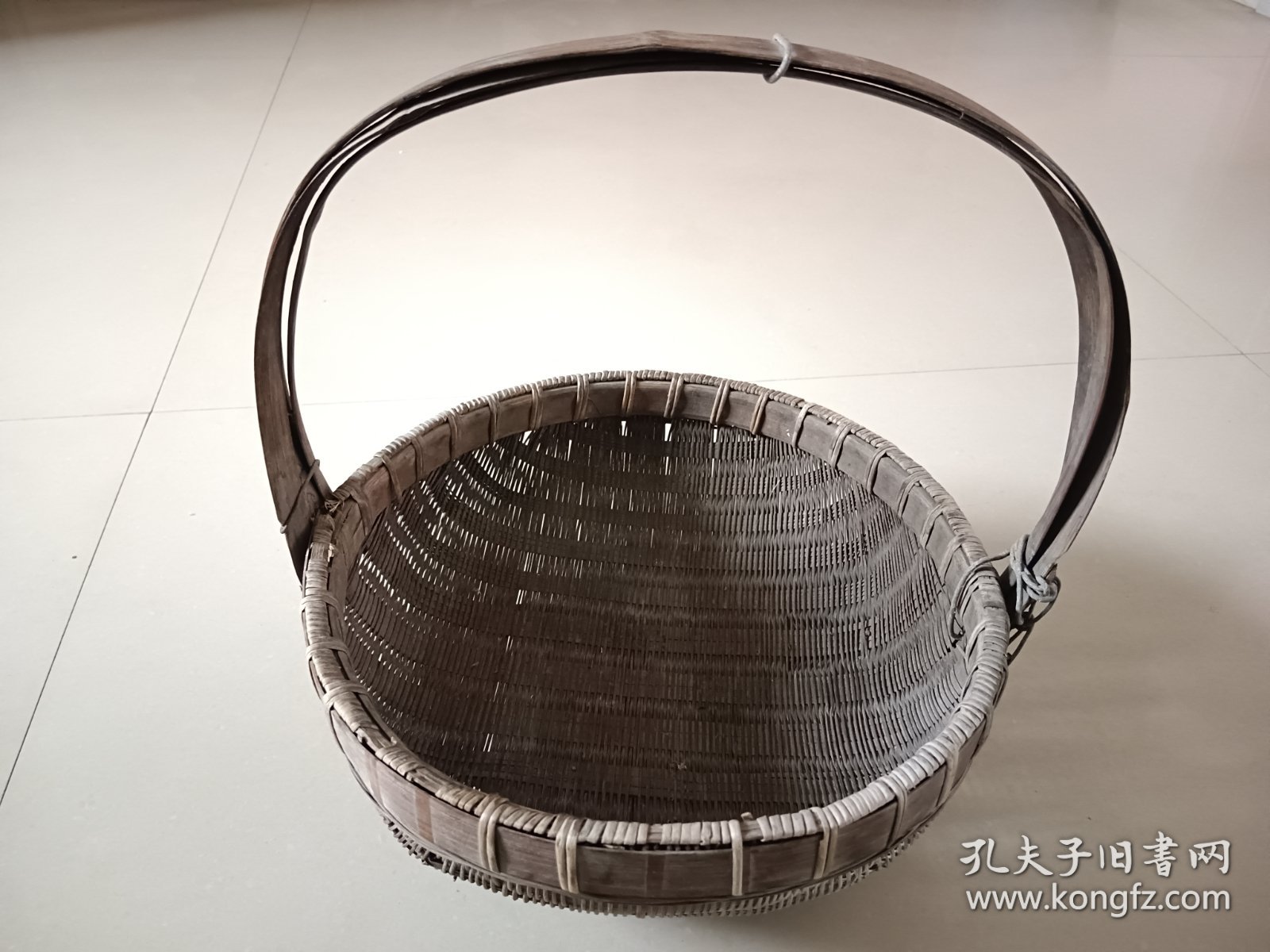 手工藤编小篓 有铁丝固定 其他边沿局部有缺断见图十箭头处