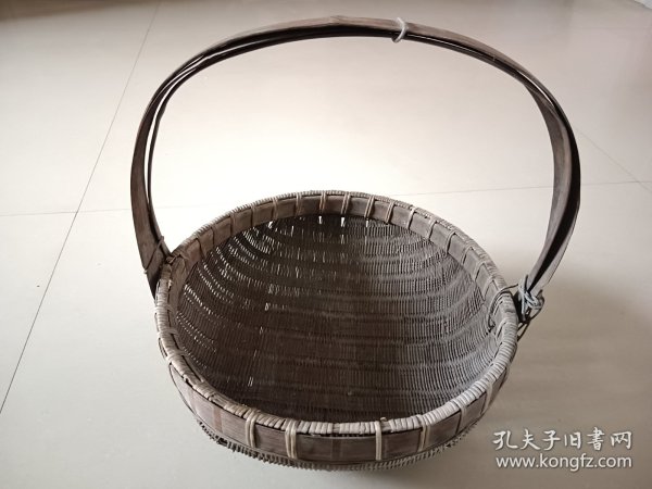 手工藤编小篓 有铁丝固定 其他边沿局部有缺断见图十箭头处