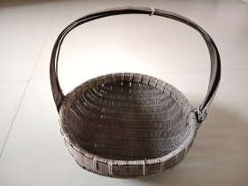 手工藤编小篓 有铁丝固定 其他边沿局部有缺断见图十箭头处