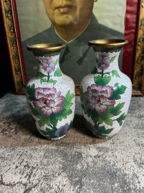 70年代左右，牡丹花景泰蓝赏瓶一对y