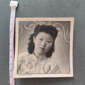 卷发旗袍美女老照片，52年时代照相