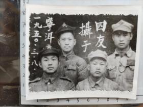 1950年中国人民解放军4人着49式50式军装于宁洱合影早期翻拍照片(贺孝先和鲍宝玲相册，鲍宝玲似乎是在昆明市第八中学工作(毕业?)，贺孝先1953年毕业于云南大学，后在哈尔滨军事工程学院任教，教授。后调兵器工业部湖北江山机械厂，1973年获全国科学大会奖，全国兵器工业战线学铁人标兵”荣誉称号，获国家发明二等奖，解放军科技进步二等奖，1985年调云南工学院创建粘接技术研究所任所长，1998年离休)