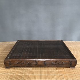 珍藏花梨木围棋桌。长50厘米，宽50厘米，高7厘米。