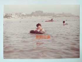 八十年代泳装美女戏水照片(1)