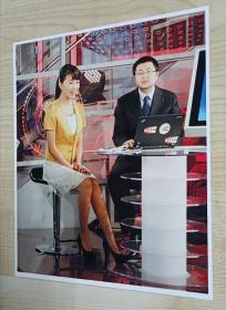 【同一来源】佚名摄影家拍摄《影视演员陈思斯参加节目现场照》原版大尺寸25*19cm（Kodak相纸冲洗收藏级）彩色照片1张，附个人影视档案照片1张。影视作品有《甄嬛传》《正阳门下》《武则天》等