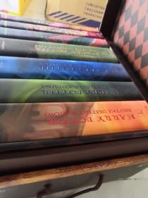 Harry Potter Boxset Books 1-7，哈利波特，美版精装，买来没看过。书做的很精致，品相完好干净，八角尖尖。箱子表面是出版社故意做旧处理的，不是划痕！！！