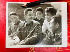 新华社原稿老照片，1975年，红军老战士甘祖昌和坊楼公社的干部、社员