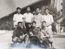 50-60年代昆明工学院学生手持红宝书在长江大桥旁合影照片(串联)(邹位相册，邹位约1961年毕业于昆工附中，之后就读于昆明工学院)