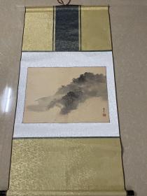 创汇时期日本画家芳栈《山水》画作，有一定时间感，画作内容很简介以墨为主，追求朦胧意境。带平台专家鉴定证书，已装裱卷轴可以直接挂。