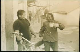1980年底片一张,芜湖街头，女环卫工人在休息喝水(211128)