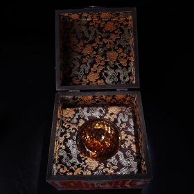 珍品旧藏收清代宫廷御藏罕见黄色钻石一颗 品相保存完好 配漆器盒 硬度可达到 盒子20×18厘米 钻石重1390克 直径10厘米