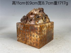 和田玉玉印章 雕工精湛别致，造型美观大气，刀工娴熟，皮壳老辣包浆浑厚，器型规整饱满，品质上佳，玉质坚硬，形象生动，韵味十足！