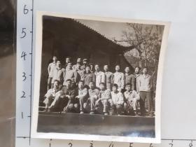 60年代昆明工学院学生串联到北京在北京大兴校门前合影照片“庆祝北京……”“全国……”(邹位相册，邹位约1961年毕业于昆工附中，之后就读于昆明工学院)