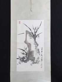 不求闻达只烟霞：曾任上海市文史馆员、著名画家（曹铭）（王者之香）精作一帧：兰花是中国人最喜花卉之一，她与梅、菊、竹一起并称“四君子”。此作画家用笔劲畅，墨分五色，兰叶扭翻冲逸，自然有度，绽放翩若；奇石皴擦，立体质感，苍茫秀润；布白疏密有致，顶端一“香祖”印章相得益彰，煞费苦心；整幅刚柔并济，金石馨香。是画家在其“梅室”中，“寻得幽兰报知己，一枝聊赠梦潇湘”的淡泊高远。