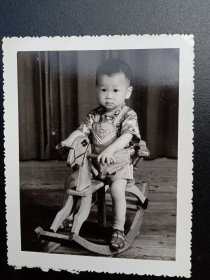 《老照片》1970年代骑马的小男孩