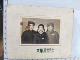 1954年中国人民解放军美女军人着50式军装与家人合影泛银照片带底板1.陕西北路大风美术照相(徐树华、李成芝相/册，本册照片或多或少都有些脏痕或缺陷，统一定85品，买家请详鉴)