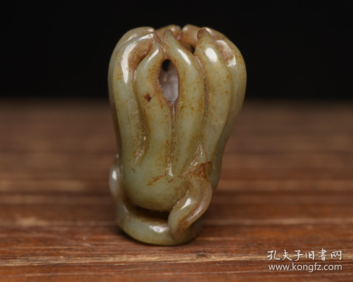 和田玉佛手 规格: 5.3×3.7×3.2厘米，重 63克。 玉质温润细腻，沁色自然，刀功老道，皮壳包浆一流，雕刻生动，线条流畅，品相完美！