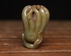 和田玉佛手 规格: 5.3×3.7×3.2厘米，重 63克。 玉质温润细腻，沁色自然，刀功老道，皮壳包浆一流，雕刻生动，线条流畅，品相完美！