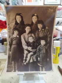 民国大尺寸美女家庭老照片（4张联售）处理价