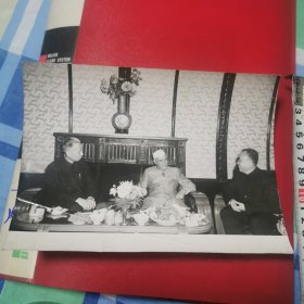 刘少奇主席朱德委员长接见外国来宾。背后图章“新華社稿第1499-2号”字样，左下有一折痕后上有曲别针锈痕。