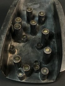 旧藏 风字形抄手端砚，石料厚实完美，质地温润，砚面弯月池简约典雅，线条流畅，砚背天然石眼丰富，呈圆柱状，一眼一柱，工艺独特，砚侧铭文工整，包浆浑厚，款：袁枚。收藏赏用珍品。 尺寸：17/12.8/7.2cm。重2.03公斤。