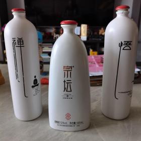宗坛悟禅酒瓶一套。佛教色彩，适合家居摆件。有一个瓶口有裂，请看图。