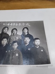 大幅戴像章的全家合影照