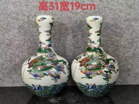 大清乾隆年制，手绘斗彩盘龙天球瓶一对，包浆一流，品相完整，成色如图