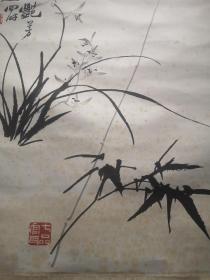民国或解放初，水印郑板桥兰竹图大中堂，印的非常好，看之很像真迹，后人剪掉了过去裱的上下天地装了镜框，两边老裱完好，包老