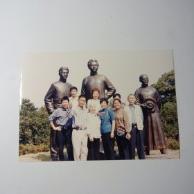 老照片-早年九人在长沙橘子洲人物铜像前留影