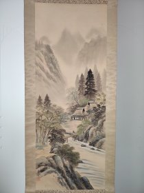 （8）绢本挂轴老画《山水风景人物图》包装盒完整，青峰笔 原装原裱立轴画一副，绫装，品相如图 钤印（尺寸183cmX52.5cm画心尺寸106cmX40.5