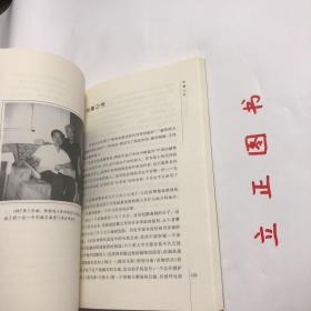 【正版现货，一版一印】邵燕祥散文（图文版）中华散文经典，插图经典版，诗和散文的差别，至少一个分行一个不分行，作者还是清楚的。但散文项下，又区别为散文、随笔、小品、杂文，可就含糊了，只能偷懒，说“不求甚解”。二三十年问，人们说邵燕祥写的是杂文，他乐于点头。不仅因为“杂文”有特定的内涵，即以鲁迅为代表的“杂感文”，进行社会批评和文明批评，他多数所写也大致如此，颇有附骥于鲁迅的虚荣心；