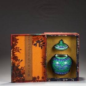 瓷盖罐：旧藏 成化绿地青花龙纹银口盖罐 尺寸：高17.5公分 长15.5公分 口径8.5公分