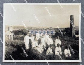 【巢湖史料】1940年代早期 安徽省巢县卧龙山东麓“巢县县立初级中学”校址的日军第15师团“巢县患者疗养所”14名成员在卧牛山上以定林寺塔和校舍为背景合影照一枚（定林寺在明代曾短暂改为儒学，清雍正年间始建巢湖书院，1905年改为“巢县高等小学堂”，1911年再改为“巢县官立中学堂”，1929年重建为“巢县县立初级中学”，并拆除了定林寺，仅留学校大门左前的定林寺塔，抗战时期校舍被日军占用。）