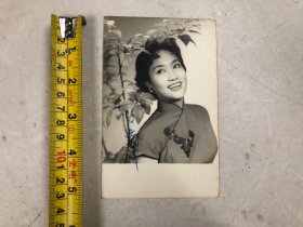 约五六十年代香港著名女影星演员 葛兰亲笔签名黑白银盐老照片 (尺寸 ; 14*9cm) 该照片背面盖有九龙国际摄影商号黑色印章