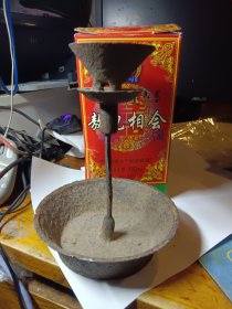 老的铁油灯。造型很有特色，值得收藏。古韵悠长，沧桑古朴，恬淡祥和，素朴但不失高贵。值得拥有。有小豁口，介意者勿拍。重1.36斤。