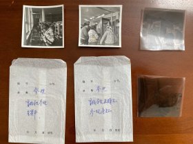 1982年拍摄老照片原片，两张，并附两张原底片。
照片后有标注“蔚县盲校聋哑学生在参观古货币”、“盲校聋哑学生及群众参观唐缸”