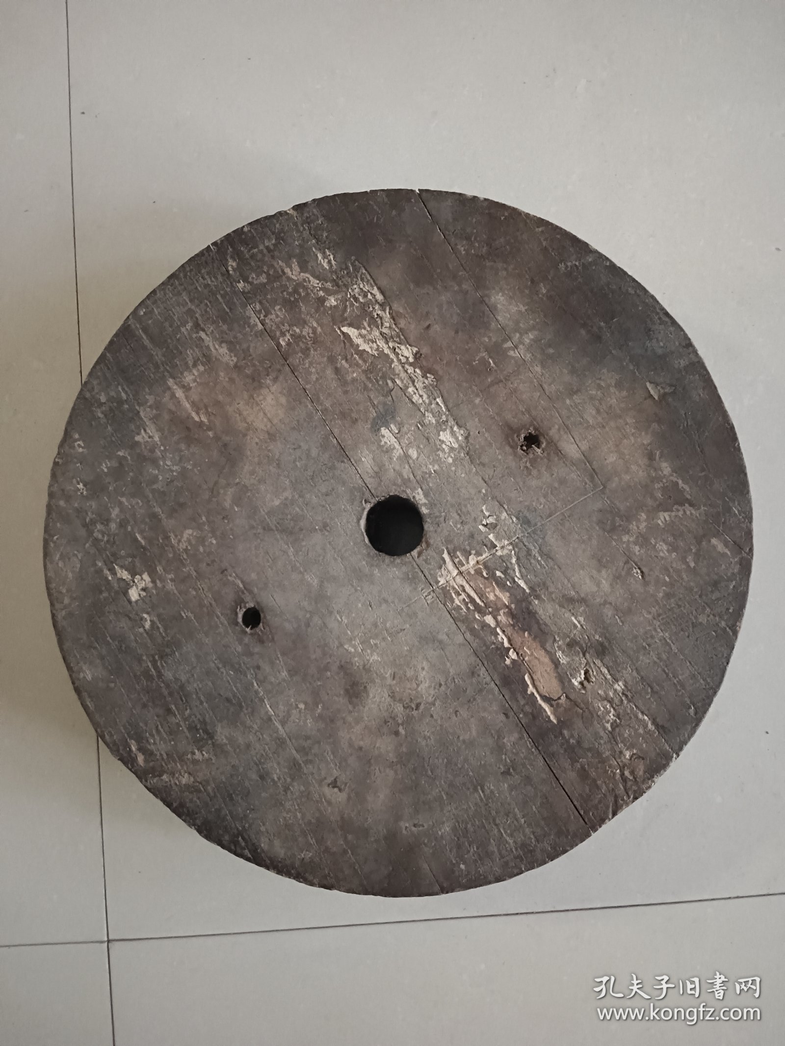 老圆形木头 可当茶座 摆件座 直径30厚度5.7 重1.5公斤左右 背面有榫卯固定 中心有孔