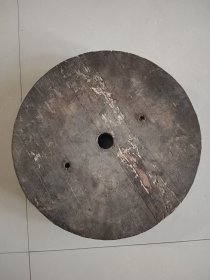 老圆形木头 可当茶座 摆件座 直径30厚度5.7 重1.5公斤左右 背面有榫卯固定 中心有孔
