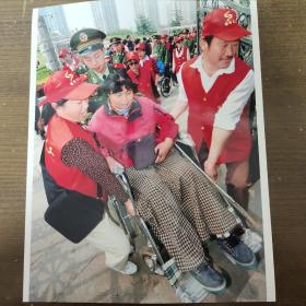 徐国兴旧藏：著名摄影家 杨周东 拍摄的老照片《助残志愿者》
