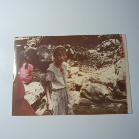 老照片-90年代初小女孩在张家界鸳鸯瀑留影