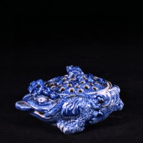 清乾隆翠毛蓝青花刻雕招财青花金蟾熏炉