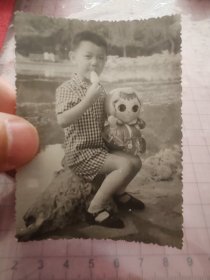 拿玩具吃冰糕儿童，老照片相片像片