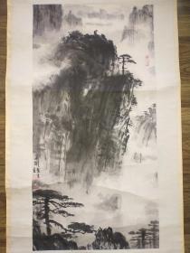 《邓晶瑜山水图》2
邓晶瑜(1911～1985)，原名邓家瑜，安徽省繁昌县三山（今芜湖市三山区）人。邓晶瑜自幼喜爱美术，1927年4月前往上海，投奔以绘画创作为生的长兄邓格飞。上世纪二十年代末，西方油画、水彩画艺术逐步进入上海。邓晶瑜常去观摩西方各种流派的画展，精心临摹其优秀作品，从中领悟海外艺术大师所表现出的技法与神韵，然后再将其所见所思融汇到自己作品中。