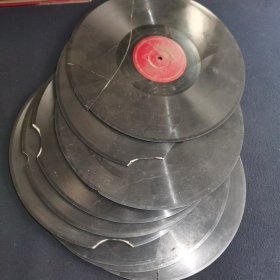 几张破旧的老唱片（均有破损）