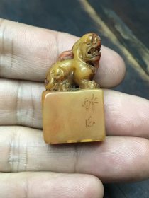 醉石原名源邺（1886 - 1969 ），字李侯、醉石等，号醉农等 ，湖南长沙人。是西泠印社创社社员 ，近现代著名金石学家、书法家及篆刻家！此寿山石狮钮印章！印文“吉虒”！做工非常精致细腻！皮壳包浆浑厚！收藏极品！