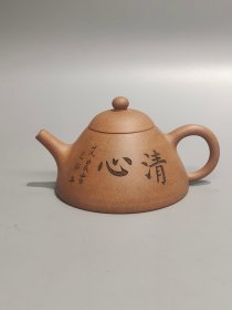 老珍藏，何心舟制《曼陀華馆》底款，［心舟］盖款，刻绘老紫砂壶一把，包浆自然，保存完整，收藏的佳品。
