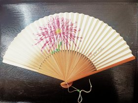 紫菊 日本回流京扇纸扇，展幅36Cm，高19.5Cm ，竹扇骨，虽是印品，但雅之极，小珠坠。保管完好。